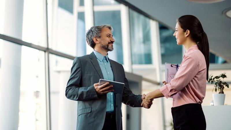 Etykieta w sytuacjach spornych z prawnikiem