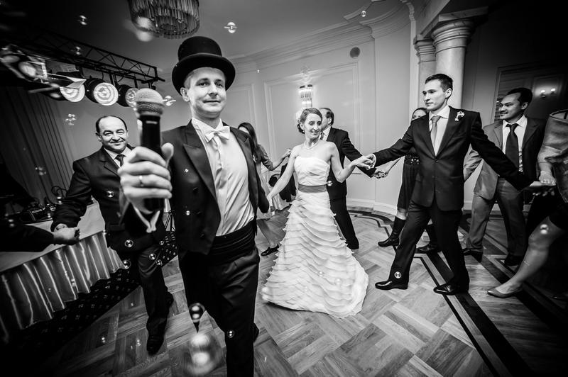 Ile rzeczywiście można zarobić na weselu? Odkryj zaskakujące zarobki w branży ślubnej!