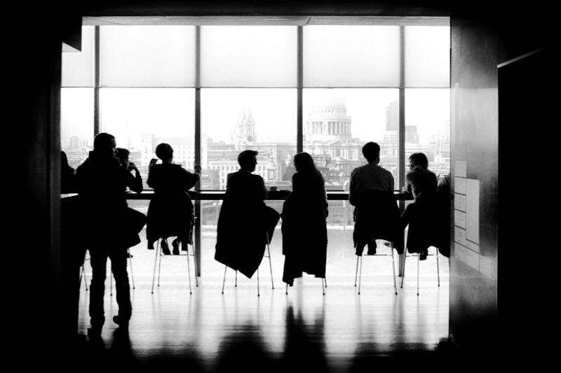 Zasady etykiety: jak unikać faux pas w rozmowie z radcą prawnym?