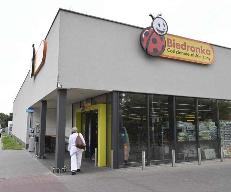 Ile naprawdę można zarobić w Biedronce? Sprawdź pensje i benefity pracowników!