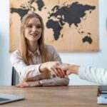 Ile naprawdę można zarobić na biurze podróży? Odkryj prawdziwe zarobki i prowizje w branży turystycznej