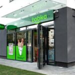 Ile naprawdę zarabia pracownik Żabki? Zaskakujące fakty o pensji, które cię zaskoczą