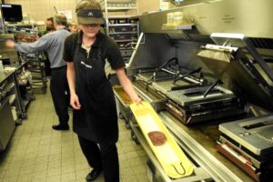 McDonald's: Odkryj swoje zarobki i benefity w pracy w Maku