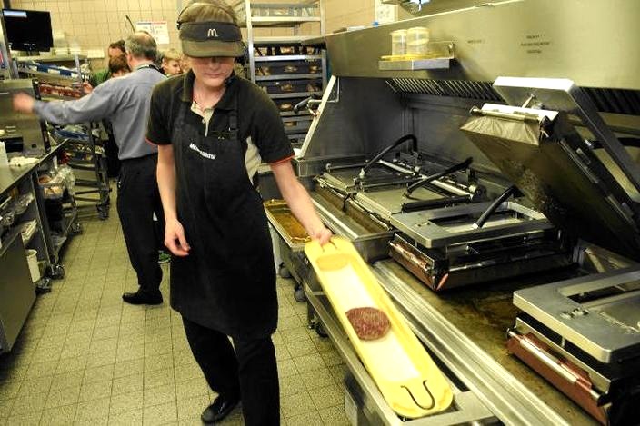 McDonald’s: Odkryj swoje zarobki i benefity w pracy w Maku