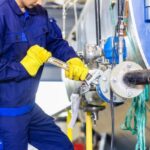 Pracownik techniczny – jakie obowiązki i umiejętności są kluczowe w tej roli?