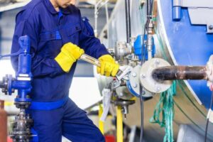 Pracownik techniczny – jakie obowiązki i umiejętności są kluczowe w tej roli?