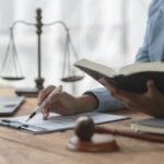 Czy można zwolnić pracownika w wieku emerytalnym — co mówią przepisy i jakie są prawa