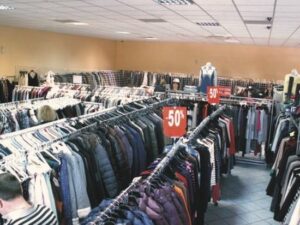 Ile można zarobić na ciucholandzie — zaskakujące zyski i ukryte koszty