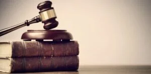 Jak cytować akty prawne w pracy magisterskiej — praktyczny przewodnik, uniknij błędów i niejasności