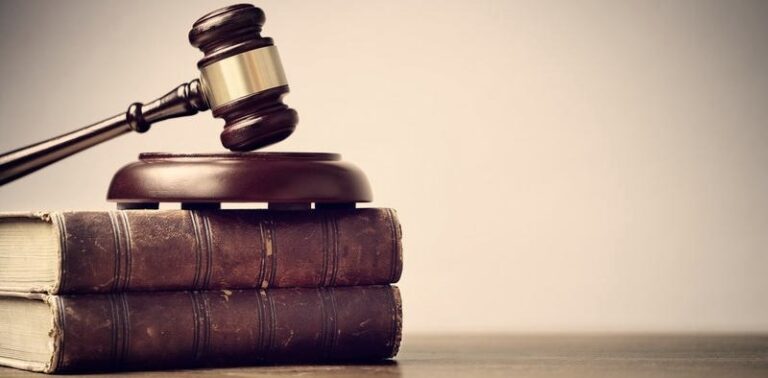 Jak cytować akty prawne w pracy magisterskiej — praktyczny przewodnik, uniknij błędów i niejasności