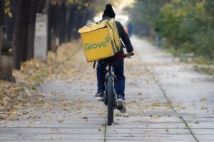 Glovo: 4800–7200 zł na rękę? Realne zarobki kuriera i najważniejsze czynniki