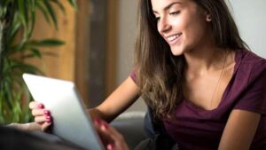 Ile można zarobić na surfbarach? Realne stawki i sposoby na większy dochód